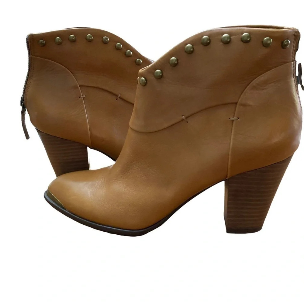 B. Makowsky Quincy Studded Boot Sz: 8M
